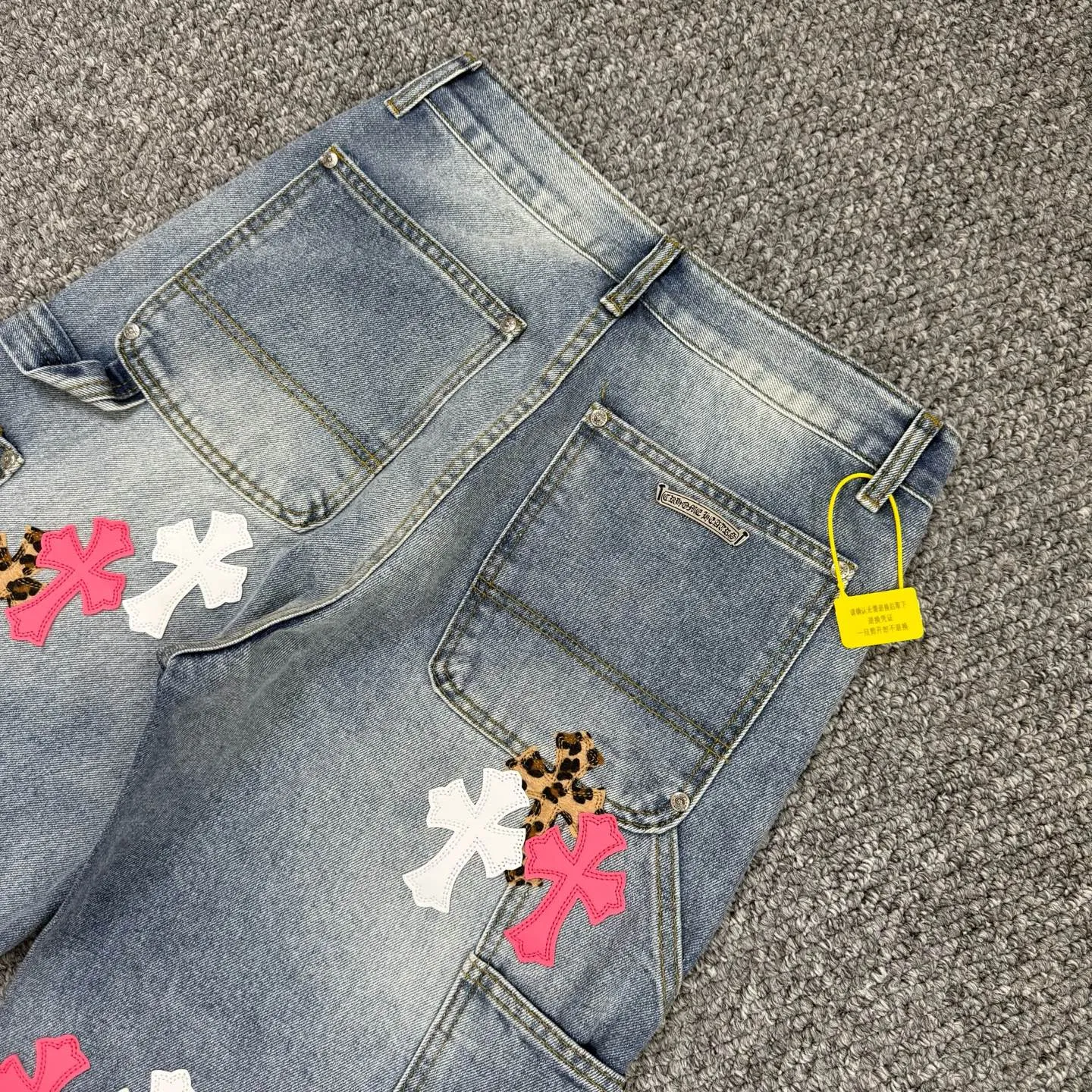 P260 Style No.: H856 Chrome Hearts 1of1 🇲🇾Malaysian Exclusive｜Chrome Hearts Leopard Print Limited Overalls Styles with different wash textures are very friendly to people with thin legs and thick legs. The straight version is very flattering to the leg shape. Moderate length that never goes out of style, easy to match with casual, basic styling for various styles, a must-have in the wardrobe! The fabric is stiff but also makes the upper body soft without losing texture. The washing process is even more perfect. It is a must-have item for everyone! ! ! Washed wheat, hang tag, pants label, three labels complete Size: 28-30-32-34-36 Color: blue